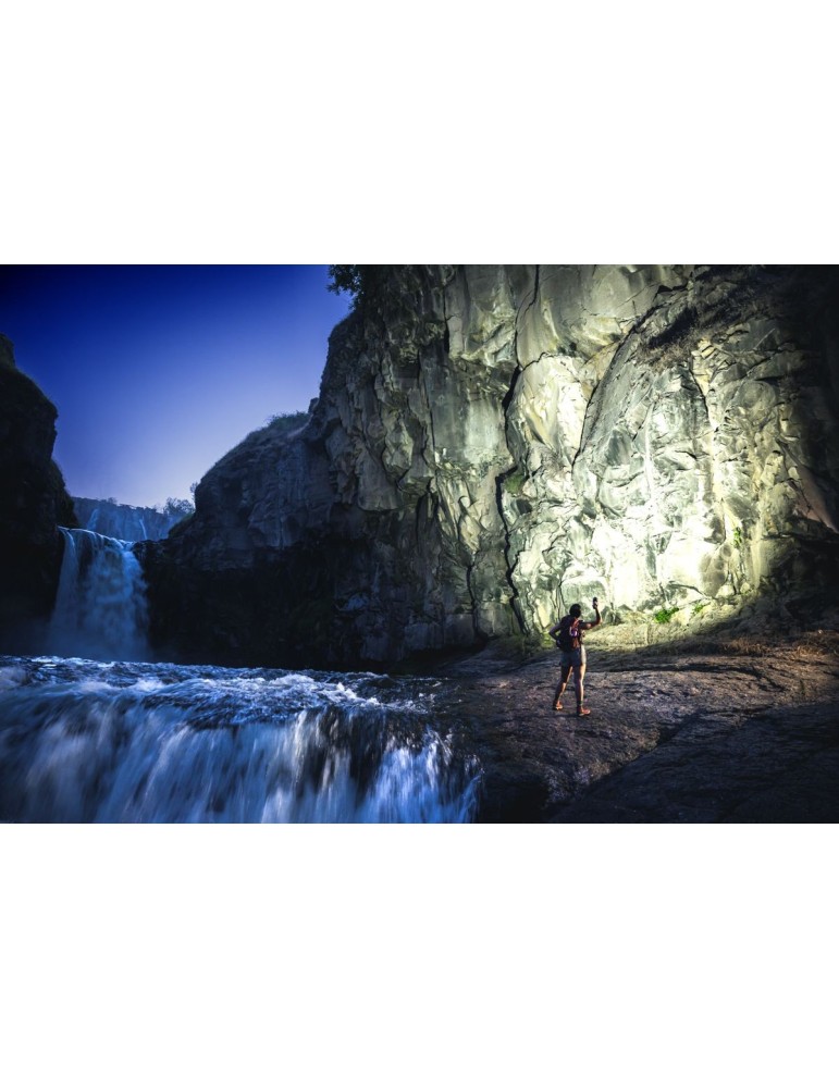 Latarka akumulatorowa z wyświetlaczem PowerIQ 8000 lumenów COAST XP40R