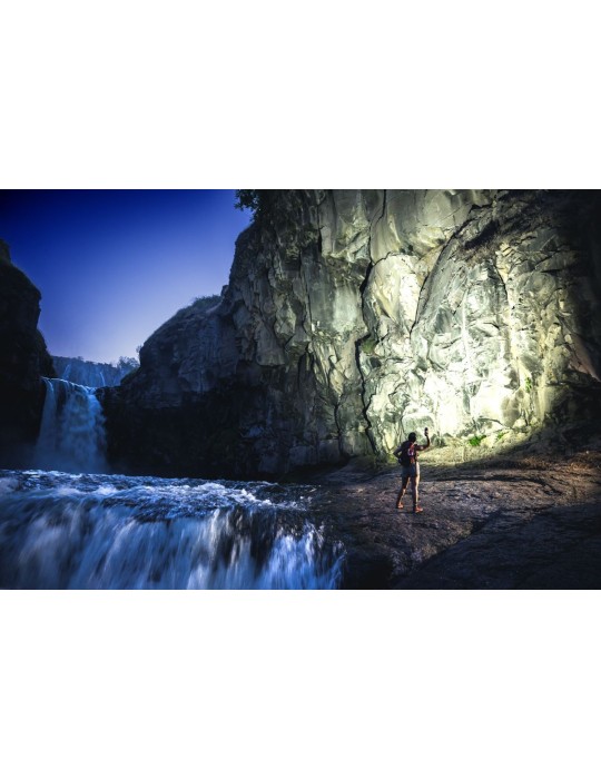 Latarka akumulatorowa z wyświetlaczem PowerIQ 8000 lumenów COAST XP40R