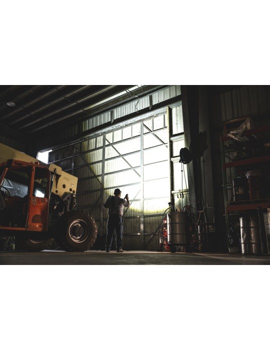 Latarka akumulatorowa z wyświetlaczem PowerIQ 8000 lumenów COAST XP40R